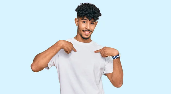 Mladý Arabský Muž Sobě Ležérní Bílé Tričko Vypadá Sebevědomě Úsměvem — Stock fotografie
