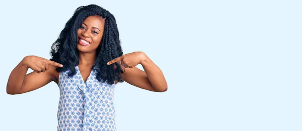 Прекрасна Афро Американська Жінка Повсякденній Літній Сорочці Виглядає Впевнено Посмішкою — стокове фото