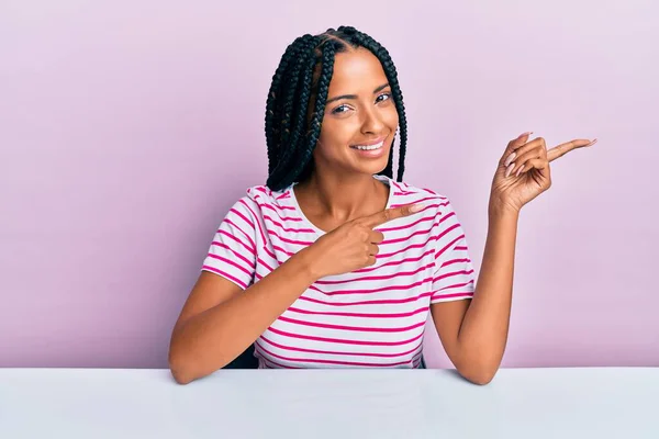 Hermosa Mujer Hispana Vestida Con Ropa Casual Sentada Mesa Sonriendo —  Fotos de Stock