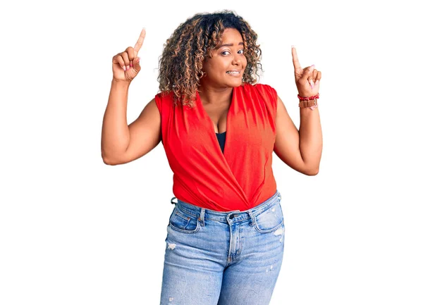Genç Afro Amerikan Artı Cüsseli Kadın Kolsuz Tişörtlü Rahat Bir — Stok fotoğraf