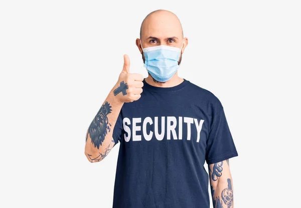 Jonge Knappe Man Draagt Veiligheid Shirt Medisch Masker Glimlachen Gelukkig — Stockfoto