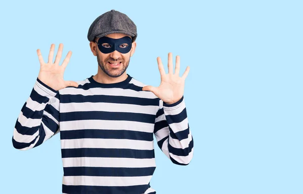 Hırsız Maskesi Takan Yakışıklı Genç Adam Numarayı Gösterip Işaret Ederken — Stok fotoğraf