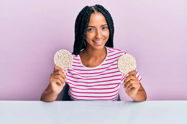 Mooie Spaanse Vrouw Die Gezonde Rijstcrackers Eet Glimlachend Met Een — Stockfoto