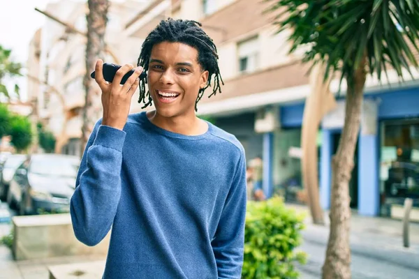 Νεαρός Αφροαμερικάνος Χαμογελώντας Χαρούμενος Ακούγοντας Ηχητικό Μήνυμα Χρησιμοποιώντας Smartphone Στο — Φωτογραφία Αρχείου