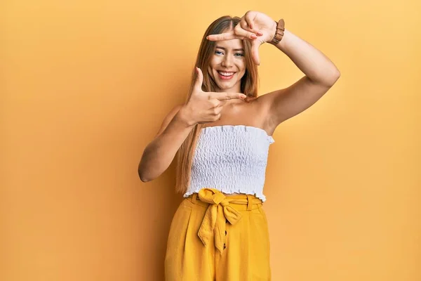 Mooie Jonge Blonde Vrouw Draagt Casual Zomerkleding Lachende Maken Frame — Stockfoto