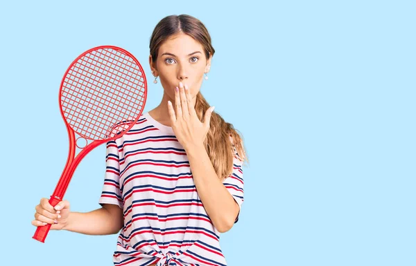金髪の髪を持つ美しい白人女性は 手で口をカバーラケットを保持テニスをプレイし ショックを受け 間違いを恐れています 驚きの表情 — ストック写真