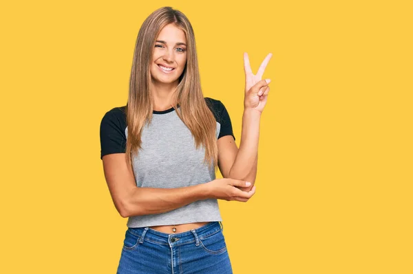 Mujer Rubia Joven Vistiendo Ropa Casual Sonriendo Con Cara Feliz — Foto de Stock