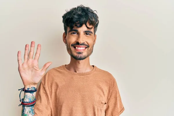 Mladý Hispánec Nosí Ležérní Oblečení Ukazující Ukazující Prsty Číslo Pět — Stock fotografie