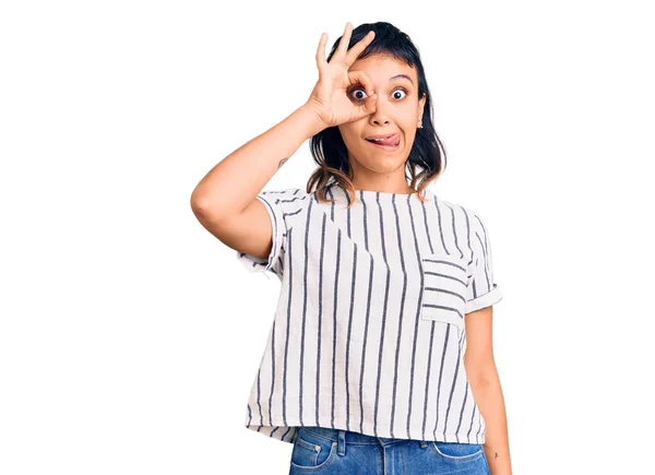 Mujer Joven Vestida Con Ropa Casual Haciendo Buen Gesto Como —  Fotos de Stock