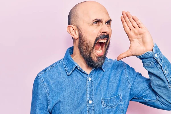 Jonge Knappe Man Draagt Nonchalante Kleren Schreeuwend Schreeuwend Naast Elkaar — Stockfoto