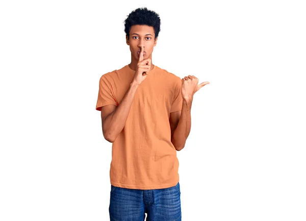 Jovem Afro Americano Vestindo Roupas Casuais Pedindo Para Ficar Quieto — Fotografia de Stock