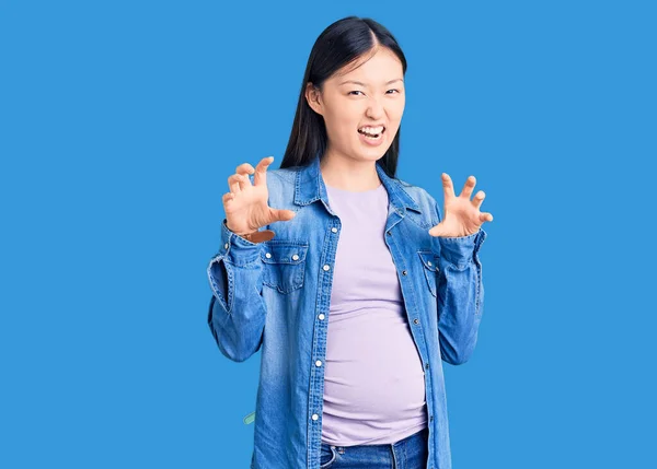 Jovem Mulher Chinesa Bonita Grávida Esperando Bebê Sorrindo Engraçado Fazendo — Fotografia de Stock