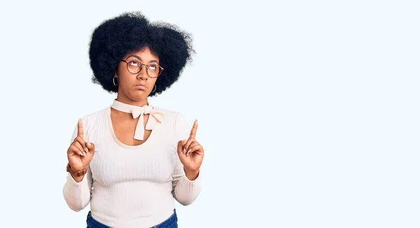 Chica Afroamericana Joven Con Ropa Casual Gafas Apuntando Hacia Arriba —  Fotos de Stock