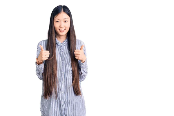 Młoda Piękna Chinka Ubrana Luźny Znak Sukcesu Koszuli Robi Pozytywny — Zdjęcie stockowe