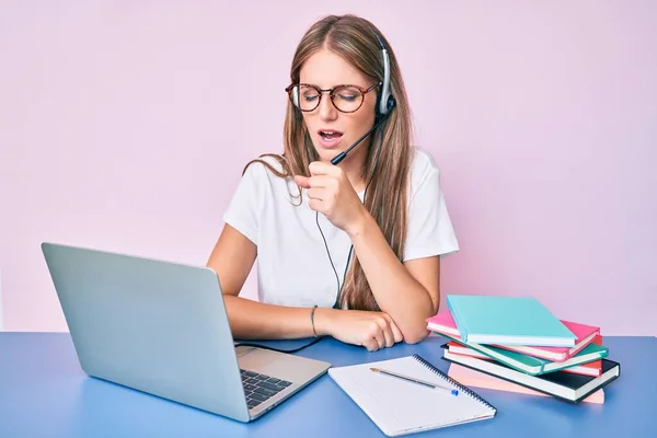 Menina Loira Usando Fone Ouvido Operador Escritório Call Center Sentindo — Fotografia de Stock