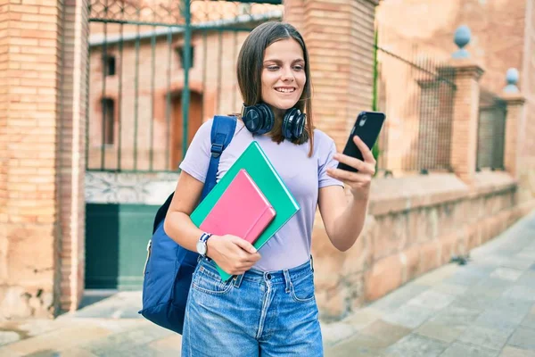 Ung Mellanösternstudent Flicka Med Hjälp Smartphone Promenader Universitetsområdet — Stockfoto