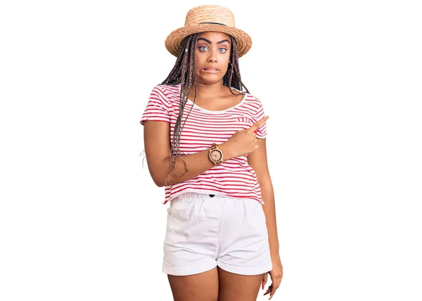 Młoda Afroamerykanka Warkoczami Letniej Czapce Skierowana Bok Zmartwiona Zdenerwowana Palcem — Zdjęcie stockowe