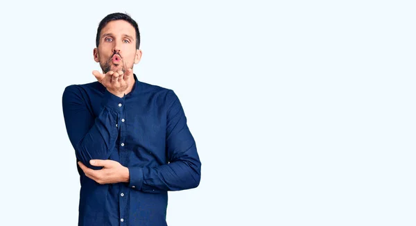 Jovem Homem Bonito Vestindo Camisa Casual Olhando Para Câmera Soprando — Fotografia de Stock