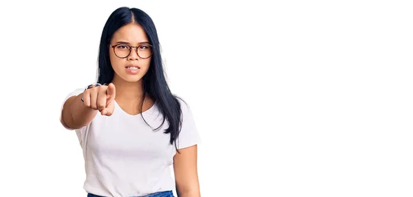 Genç Güzel Asyalı Bir Kız Günlük Kıyafetler Gözlük Takıyor Kameraya — Stok fotoğraf