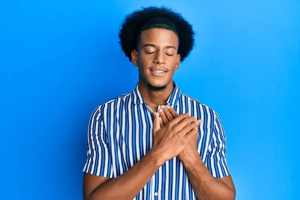 Afroameričan Afro Vlasy Neformálním Oblečení Usmívá Rukama Hrudi Oči Zavřené — Stock fotografie