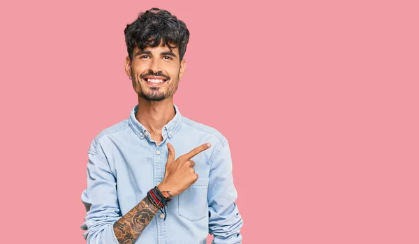 Νεαρός Ισπανός Άνδρας Φορώντας Καθημερινά Ρούχα Χαρούμενος Χαμόγελο Στο Πρόσωπο — Φωτογραφία Αρχείου