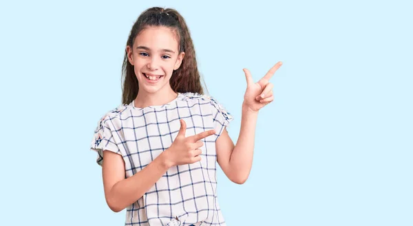 Menina Criança Hispânica Bonito Vestindo Roupas Casuais Sorrindo Olhando Para — Fotografia de Stock