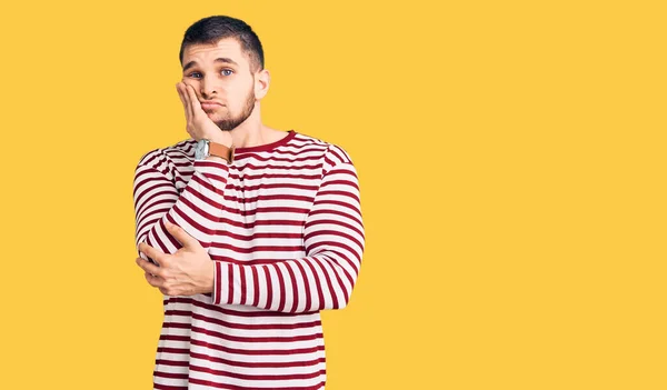 Jovem Homem Bonito Vestindo Camisola Listrada Pensando Que Parece Cansado — Fotografia de Stock