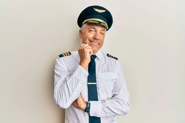 Stilig Medelålders Mogen Man Bär Flygplan Pilot Uniform Ser Säker — Stockfoto