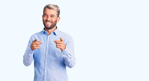 Mladý Pohledný Blonďatý Muž Elegantní Košili Ukazující Prsty Kameru Šťastnou — Stock fotografie