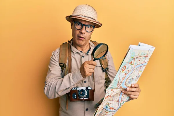 Homem Careca Meia Idade Usando Chapéu Explorador Segurando Lupa Mapa — Fotografia de Stock