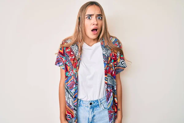 Genç Güzel Sarışın Modern Kıyafetler Giyen Korku Heyecan Dolu Bir — Stok fotoğraf