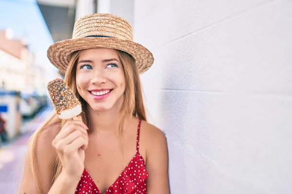 若いです白人観光客の女の子笑顔幸せな食べるアイスクリームで街 — ストック写真