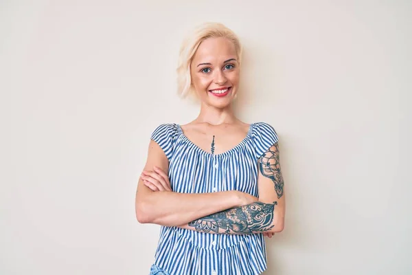 Молода Блондинка Татуюванням Носить Повсякденний Одяг Щасливе Обличчя Посміхаючись Схрещеними — стокове фото