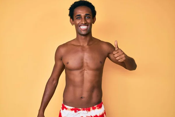 Afrikansk Stilig Man Baddräkt Ler Glad Och Positiv Tummen Upp — Stockfoto