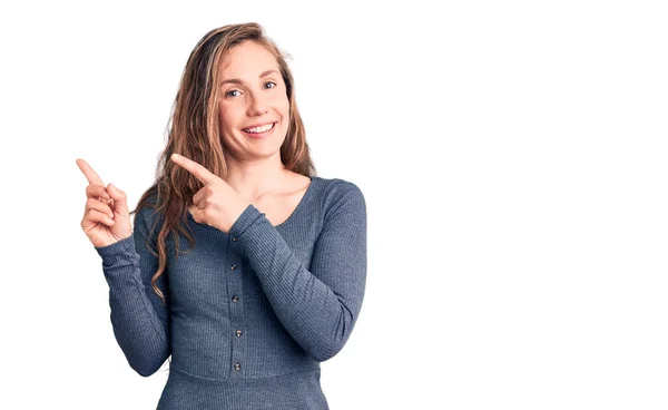 Jovem Mulher Loira Bonita Vestindo Vestido Casual Sorrindo Olhando Para — Fotografia de Stock