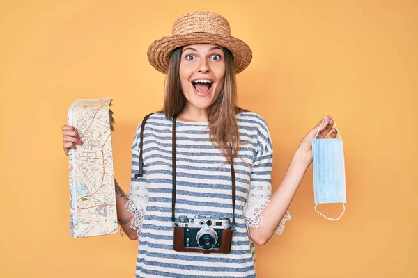 Mooie Kaukasische Toeristische Vrouw Met Coronavirus Veiligheidsmasker Vieren Gek Verbaasd — Stockfoto