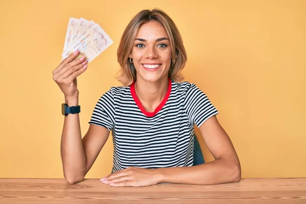 Mooie Blanke Vrouw Met Verenigd Koninkrijk Pond Bankbiljetten Kijken Positief — Stockfoto