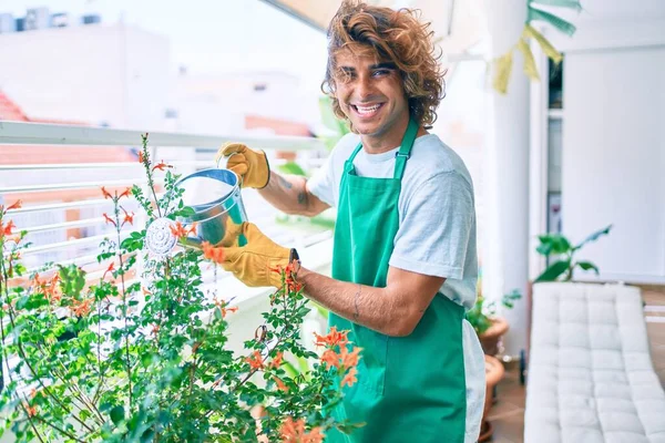 Jonge Spaanse Tuinman Glimlacht Gelukkig Zorgzame Planten Met Behulp Van — Stockfoto