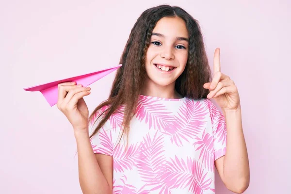 Menina Hispânica Bonito Segurando Avião Papel Sorrindo Com Uma Ideia — Fotografia de Stock