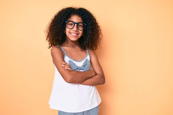 Afrykańskie Amerykańskie Dziecko Kręconymi Włosami Luźnych Ubraniach Okularach Szczęśliwa Twarz — Zdjęcie stockowe