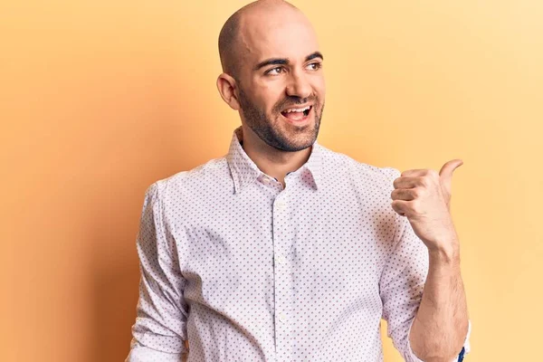 Jovem Careca Bonito Vestindo Camisa Elegante Apontando Polegar Até Lado — Fotografia de Stock