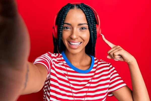 Hermosa Mujer Hispana Tomando Una Foto Selfie Usando Auriculares Sonriendo —  Fotos de Stock