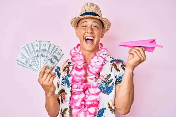 Junger Hispanischer Junge Sommerkleidung Hält Dollars Und Papierflugzeug Der Hand — Stockfoto