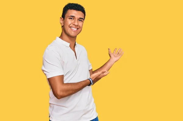 Junger Arabischer Mann Lässiger Kleidung Lädt Ein Lächelnd Natürlich Mit — Stockfoto