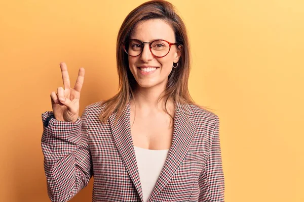 Jonge Mooie Vrouw Draagt Zakelijke Kleren Een Bril Glimlachend Met — Stockfoto