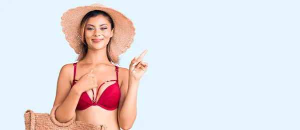 Tânără Femeie Frumoasă Purtând Bikini Pălărie Ținând Geantă Mână Răchită — Fotografie, imagine de stoc