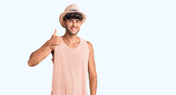 Νεαρός Ισπανός Που Φοράει Καλοκαιρινό Καπέλο Κάνει Χαρούμενη Χειρονομία Χέρι — Φωτογραφία Αρχείου