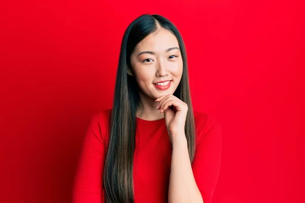 Νεαρή Κινέζα Γυναίκα Φορώντας Casual Ρούχα Χαμογελώντας Αναζητούν Αυτοπεποίθηση Στην — Φωτογραφία Αρχείου