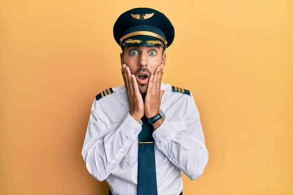 Schöner Hispanischer Mann Flugzeugpilotenuniform Verängstigt Und Schockiert Überrascht Und Erstaunt — Stockfoto