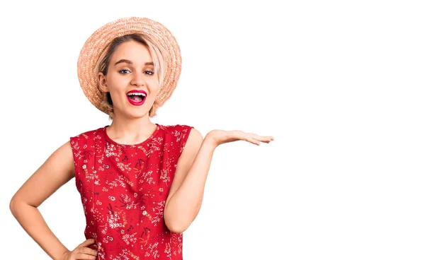 Jovem Mulher Loira Bonita Usando Chapéu Verão Sorrindo Alegre Apresentando — Fotografia de Stock